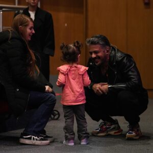 Emre Altuğ Instagram - Konser öncesi.Provadan…🙏🧡
Rehearsal…👍🧡 @cemkaracakulturmerkezi_takip 
📷: @gokselxcetinkaya