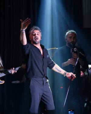 Emre Altuğ Instagram - 18/11/23 @vitrinsahne 🙏🧡
@akademi.organizasyon 
Styling: @beyza.dolucaa 
Kostüm: @deardeer.co.uk
📸: @gokselxcetinkaya
🎤: @demetyavuz 
🎸: @fulyaakgun
