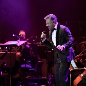 Emre Altuğ Instagram - 13/03/24 @issanat #İstanbulkadargüzel🙏🧡
@akademi.organizasyon @promomedya 
📷 @gokselxcetinkaya 
Styling: @beyza.dolucaa 
Kostüm
1.foto: @recepdemirayy 
2.foto: @baggimenofficial 
3.foto: @ilaydaemirofficial 
7. fotoğrafta gördüğünüz atkı ve şapka KAYAHAN ağabeyin son konserinde kullandığı atkı ve şapkası🙏😞🧡