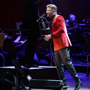 Emre Altuğ Instagram - 13/03/24 @issanat #İstanbulkadargüzel🙏🧡
@akademi.organizasyon @promomedya 
📷 @gokselxcetinkaya 
Styling: @beyza.dolucaa 
Kostüm
1.foto: @recepdemirayy 
2.foto: @baggimenofficial 
3.foto: @ilaydaemirofficial 
7. fotoğrafta gördüğünüz atkı ve şapka KAYAHAN ağabeyin son konserinde kullandığı atkı ve şapkası🙏😞🧡