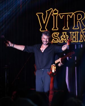 Emre Altuğ Instagram - 18/11/23 @vitrinsahne 🙏🧡
@akademi.organizasyon 
Styling: @beyza.dolucaa 
Kostüm: @deardeer.co.uk
📸: @gokselxcetinkaya
🎤: @demetyavuz 
🎸: @fulyaakgun