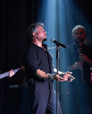 Emre Altuğ Instagram - 18/11/23 @vitrinsahne 🙏🧡
@akademi.organizasyon 
Styling: @beyza.dolucaa 
Kostüm: @deardeer.co.uk
📸: @gokselxcetinkaya
🎤: @demetyavuz 
🎸: @fulyaakgun