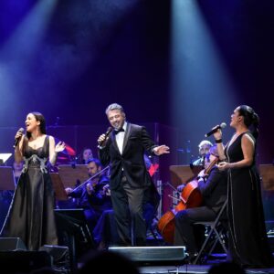 Emre Altuğ Instagram - 13/03/24 @issanat #İstanbulkadargüzel🙏🧡
@akademi.organizasyon @promomedya 
📷 @gokselxcetinkaya 
Styling: @beyza.dolucaa 
Kostüm
1.foto: @recepdemirayy 
2.foto: @baggimenofficial 
3.foto: @ilaydaemirofficial 
7. fotoğrafta gördüğünüz atkı ve şapka KAYAHAN ağabeyin son konserinde kullandığı atkı ve şapkası🙏😞🧡