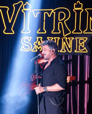 Emre Altuğ Instagram - 18/11/23 @vitrinsahne 🙏🧡
@akademi.organizasyon 
Styling: @beyza.dolucaa 
Kostüm: @deardeer.co.uk
📸: @gokselxcetinkaya
🎤: @demetyavuz 
🎸: @fulyaakgun