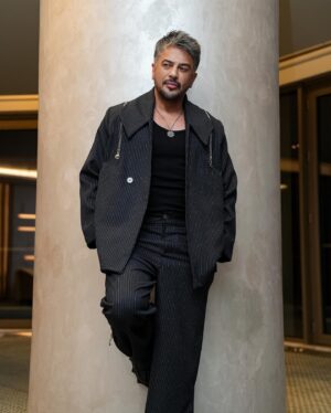 Emre Altuğ Instagram - Hazırlık…🙌 #kulis 
Ready to concert… #backstage
Styling: @beyza.dolucaa 
Kostüm: @lofibuy
📷: @gokselxcetinkaya 
@promomedya @akademi.organizasyon @abdullahbulutmanagement