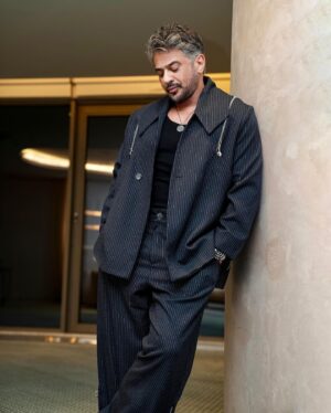 Emre Altuğ Instagram - Hazırlık…🙌 #kulis 
Ready to concert… #backstage
Styling: @beyza.dolucaa 
Kostüm: @lofibuy
📷: @gokselxcetinkaya 
@promomedya @akademi.organizasyon @abdullahbulutmanagement