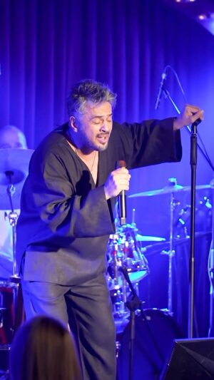Emre Altuğ Instagram - ‘NE ÂLÂ’ ilk defa göz göze…🙏🧡 #canlı #live #music #müzik #yeni #şarkı #newsong