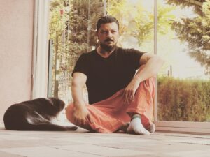 Emre Basalak Instagram - Her şey var, bir şey yok diyorum anlasana….
Ü.Y.O.