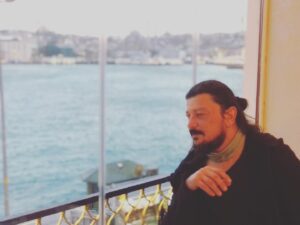 Emre Basalak Instagram - Ver elini Haydarpaşa demişiz,
Vapur rıhtımdadır pırıl pırıl,
Hava hafiften soğuk,
Deniz katran ve balık kokulu
Köprüden kayıkla geçmişim karşıya,
Bir nefeste çıkmışım bizim yokuşu…
Bir gün sabah sabah kapıyı vursam,
-Kim o? dersin uykulu sesinle içerden.
Saçların dağınıktır, mahmursundur.
Kim bilir ne güzel görünürsün sevgilim,
Bir gün sabah vakti kapıyı çalsam,
Uykudan uyandırsam seni,
Ki daha sisler kalkmamıştır Haliç’ten.
Fabrika düdükleri ötmededir
E.C.