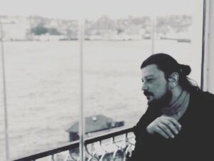 Emre Basalak Instagram - Ver elini Haydarpaşa demişiz,
Vapur rıhtımdadır pırıl pırıl,
Hava hafiften soğuk,
Deniz katran ve balık kokulu
Köprüden kayıkla geçmişim karşıya,
Bir nefeste çıkmışım bizim yokuşu…
Bir gün sabah sabah kapıyı vursam,
-Kim o? dersin uykulu sesinle içerden.
Saçların dağınıktır, mahmursundur.
Kim bilir ne güzel görünürsün sevgilim,
Bir gün sabah vakti kapıyı çalsam,
Uykudan uyandırsam seni,
Ki daha sisler kalkmamıştır Haliç’ten.
Fabrika düdükleri ötmededir
E.C.