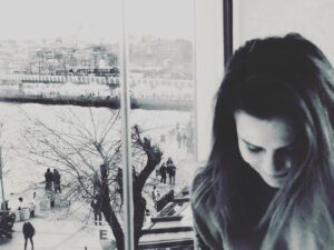 Emre Basalak Instagram - Ver elini Haydarpaşa demişiz,
Vapur rıhtımdadır pırıl pırıl,
Hava hafiften soğuk,
Deniz katran ve balık kokulu
Köprüden kayıkla geçmişim karşıya,
Bir nefeste çıkmışım bizim yokuşu…
Bir gün sabah sabah kapıyı vursam,
-Kim o? dersin uykulu sesinle içerden.
Saçların dağınıktır, mahmursundur.
Kim bilir ne güzel görünürsün sevgilim,
Bir gün sabah vakti kapıyı çalsam,
Uykudan uyandırsam seni,
Ki daha sisler kalkmamıştır Haliç’ten.
Fabrika düdükleri ötmededir
E.C.