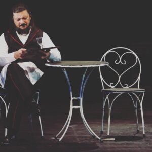 Emre Basalak Instagram - 🎭 19. Sezonum bu tiyatroda…birçoğunuzun yaşından fazla….
 5. Frank ‘ la selama çıkmak nasip oldu bu kez….
Çok özlediğim o anlara yeniden dönmek….
Bu kez sessizce…..
18 Aralık 2021 opera sahnesi
#prömiyer