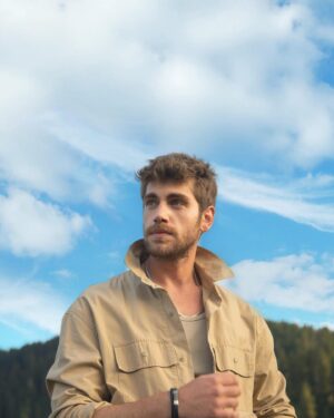 Emre Bey Instagram - Yamanerlerden Mehmet 😏 @vermemsenidizi 20.00 de @atvturkiye ✌️

📸 @ruzgarlama