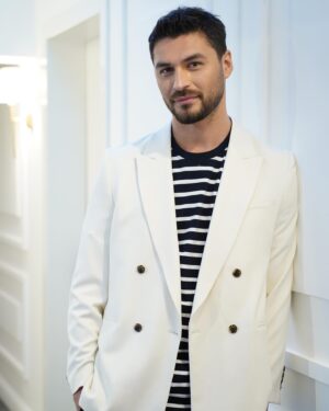 Emre Dinler Instagram - 📸 @yigitdanaci 
Styling ; @boreal.brandlifting 
Makeup & hair ; @angieselii @minakarasapan