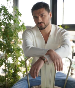 Emre Dinler Instagram - 📷 @yigitdanaci 
Styling; @boreal.brandlifting 
Makeup & hair; @angieselii @minakarasapan