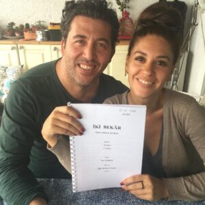 Emre Kınay Instagram - İlk #tbt #ikibekar in ilk okuma provasi gününden olsun o zaman...
Oradan buraya 50 ye yakin temsil Binlerce seyirci🙏👏👏👏
#tiyatroiyidir #tiyatroiyileştirir ispati sahnede 
Hatta bu gece #CKM Caddebostan kultur merkezinde...tesekkurler seyircimize 🙏😊