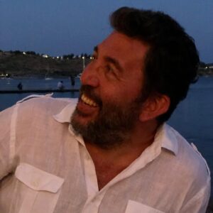 Emre Kınay Instagram - Bakip gulerim bazen...biriktiriyorum iyiyi kötüyü...hoşu...boşu...doluyu...cok konusani cok bileni...zamani var:) acilacak kumbarada biriktirdiklerim...herkes alacak nasibini...o gune kadar ayna bakin...oturup kalktiklariniza...Yaptiklariniza yapmadiklariniza...Ama iyilerimle beraber yurumeye devam edicem...Gozunu sevdiklerimle :)🙏😊hadi simdi herkesin gonlunden ne geciyorsa ,binlerce mislini diliyorum her kalbe:)