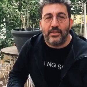 Emre Kınay Instagram - Hasadindan sıkıma,dolumundan etiketine kadar zeytin emekcileri ile hep beraber,çok çalıştık.
Çok ozel ve içeriği cok zengin zeytinyağımızı,özellikle böyle bir dönemde,hepimizin sağlığı icin, 
sofralarınıza taşımak istiyoruz.
Yakın zamanda dünyanın bir cok ülkesinde de satışa sunulacak ozel üretim Ekolive zeytinyağımız eminim bizim gibi sizin de vazgeçilmeziniz olacak.
Afiyet olsun😊  @ekoliveshop with @make_repost
・・・
Emre Kınay’ın özenle seçtiği zeytin ağaçlarından üretilen zeytinyağları, ekoliveshop’ta bu akşam 18:00 itibariyle satışa hazır!🍃

Erken hasat döneminin lezzetini sofralarınıza taşıyoruz.🌱
...
#ekoliveshop #zeytinyağı #oliveoil #erkenhasatzeytinyağı #emrekinay