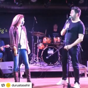 Emre Kınay Instagram - Bu Akşam 
İki Bekar oyunumuz 20:30, 
hemen ardından başlayacak konserimize bekliyoruz.

#Repost @duruatasehir with @make_repost
・・・
Bu akşam, 85’ten 95’e özlediğiniz tüm şarkılarla Evrim Alasya & Emre Kınay, Duru Ataşehir gig’s sahne’de!
Sen de gel #DuruDinle 
Biletler Biletix’te!
Gişe: 0552 488 09 14 
Sen de gel, #DuruDinle #DuruEğlen #Watergardenist #PowerTurk #Biletix #Konser  #CanlıMüzik #Emrekınay #EvrimAlasya #SendenBendenBizden