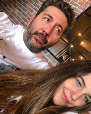 Emre Kınay Instagram - Baba kiz gec kahvalti keyifimiz :)))❤️🌹