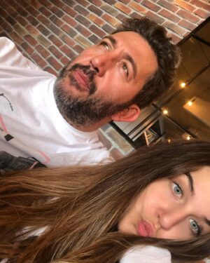 Emre Kınay Instagram - Baba kiz gec kahvalti keyifimiz :)))❤️🌹