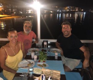 Emre Kınay Instagram - Veeee ara final  @teoscunda da :)) @pelinsu_pir ve @leventtulek ile yapilir...
İnsanin ve hele dostun “gerçek” olani makbuldur😊nice keyiflerimize yillarca...