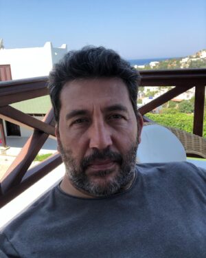 Emre Kınay Instagram - Günaydin herkese...
Yolunuz acik ekmeginiz bereketli gününuz cok guzel olsun.
#durumoda #duruatasehir #duruperformans #durutalks durueğitim #durumuzik #durugastro #İkiBekar #BirGaripOrhanVeli #polisleroyun
#BenimÖküzfilm #senaryo #oyun ve hersey icin 
#Hazirlik #dinlenme #dusunme #tatil