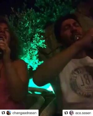 Emre Kınay Instagram - Adrasan tatili bitti ama bu görüntüler hatira  kaldi 2018 den :) @ece.sesen cocuklugundan tanidigim guzel ses aileden @changaadrasan da @zaksesen ve ahmet sesen ve daha kimler🙏cok guzel tatildi bana cok teşekkürler Bemce onunuzdeki sene icin simdiden yer ayirtin Önümüzdeki yaz adrasan başka olacak:) #Repost @changaadrasan with @get_repost
・・・
#Repost @ece.sesen with @get_repost
・・・
“..uzun cümleler kurardım konuşurken..” lâkin böyle keyifli anlar için kısa ve öz; #hayatsanateşekkürederim 😊🙏🏼❤️ Biraz mizah, kahkaha, biraz dünya haline dert yanmaca ve çokça sevdiğimiz şarkı.. Tüm bunlar; çok değerli tiyatro sanatçısı @emrekinay ‘ın varlığı ile @changaadrasan ‘dan vazgeçemeyen hepimize anı oldu.. 🙏🏼 Gitar eşliğinde; @kubilaymuratal ❤️🎶 #adrasan #changaadrasan #emrekinay #eceşeşen #işimiseviyorum #fırattanış #yani