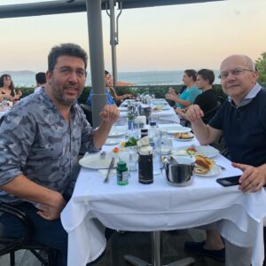 Emre Kınay Instagram - Dost rakisi diye de bir sey var...Mentor’um Arkadasim kardesim abim ailemin parcasi artik @drmuratemanetoglu  @drmurate ile raki keyfi...iyi ki tanimisim seni iyi ki ...akil hocam benim...
Evet raki iciyoruz dostumla 
Yorumlariniza dikkat edin biz bu’yuz begenmeyen baska kapiya derhal terk edin,kirletmeyin bu sayfayi...burasi dost sofrasi ...