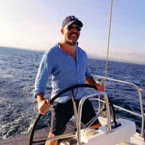 Emre Kınay Instagram - En mutlu hissettiğim yerlerden biri...
@cenoasailing 
Çok yorgunum
Beni bekleme kaptan... 
N.Hikmet RAN