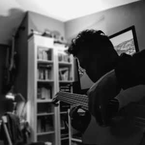 Emre Kınay Instagram - Hayat yalnizca müziktir bazen...