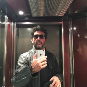 Emre Kınay Instagram - Bir selfie de ben koyayim artik dedim...Ama ilk kez motorsiklet aksesuvarlari giydiğim ilk gun oldugu icin...Yoksa kendimi cektigim fotoğraflari paylasirken hala tedirgin oluyorum🙈affola