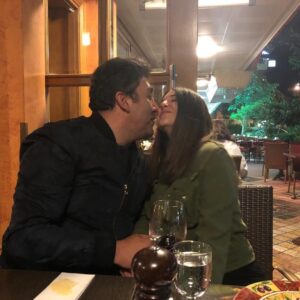 Emre Kınay Instagram - #Annelergunu yemegi 🙈
Kizimla..cok mutlu... en mutlu...
Bütün Anne(gibi)babalarin da gunu kutlu olsun...