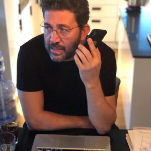 Emre Kınay Instagram - Biz calismaya devam @duruatasehir icin siz? Yerinizi aldiniz mi? Haftasonuna az kaldi ❤️ #ikibekarsezon3 te 20.30 da izleyemezsen uzulursun😂bakalim yer var mi? @biletix 
te @mujdevrim @serdartakip @serdaraslan 
@durutiyatro #komedi #oyun #muzikal #tiyatroiyidir #tiyatrocandır #tiyatroiyileştirir #tiyatrofestivali #istanbul #atasehir #eğlence #magazin #show @kahramandenizm #konser  #performans #9kasım da #gig #gigs #sahne de saat 22.30 da 
Cumartesi iki etkinlik @duruatasehir da #haftasonu keyfini #duru @watergardenist bizimle yapin 😊👍👏👏👏👏