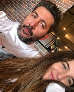 Emre Kınay Instagram - Baba kiz gec kahvalti keyifimiz :)))❤️🌹