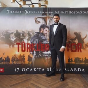 Emre Kıvılcım Instagram - SİNEMALARDAYIZ!!! 1 seneye yakın hazırlık ve çekim sürecimin sonunda sizlere gurur duyacağımız bir film sunduğumuz için çok mutluyum🙏🏼 Başta ilk görüştüğümüz andan itibaren bana inanan ve benimle bu yolculuğa çıkmak isteyen proje tasarımcımız ve yapımcımız @mehmetbozdag ‘a ve @bozdagfilm  ekibine, çok şey öğrendiğim yönetmenim Kamil Aydın ve görüntü yönetmenimiz Efe Kubilay’a, tüm oyuncu yoldaşlarıma, @hmd_kcn @fatih_kurt ve tüm ekibine teşekkürü borç bilirim.  Herkesi gururumuza ortak olmaya davet ediyorum😉 İyi seyirler 🙏🏼🙏🏼