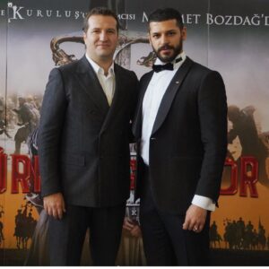 Emre Kıvılcım Instagram - SİNEMALARDAYIZ!!! 1 seneye yakın hazırlık ve çekim sürecimin sonunda sizlere gurur duyacağımız bir film sunduğumuz için çok mutluyum🙏🏼 Başta ilk görüştüğümüz andan itibaren bana inanan ve benimle bu yolculuğa çıkmak isteyen proje tasarımcımız ve yapımcımız @mehmetbozdag ‘a ve @bozdagfilm  ekibine, çok şey öğrendiğim yönetmenim Kamil Aydın ve görüntü yönetmenimiz Efe Kubilay’a, tüm oyuncu yoldaşlarıma, @hmd_kcn @fatih_kurt ve tüm ekibine teşekkürü borç bilirim.  Herkesi gururumuza ortak olmaya davet ediyorum😉 İyi seyirler 🙏🏼🙏🏼
