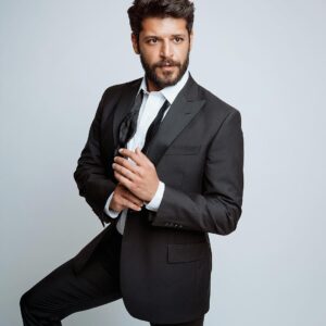 Emre Kıvılcım Instagram - Bazen bir şeyleri oluruna bırakmak, onlara sarılmaya, uğraşmaya göre kat kat daha güçlü bir eylemdir. 🤔😉