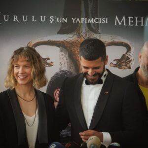 Emre Kıvılcım Instagram - SİNEMALARDAYIZ!!! 1 seneye yakın hazırlık ve çekim sürecimin sonunda sizlere gurur duyacağımız bir film sunduğumuz için çok mutluyum🙏🏼 Başta ilk görüştüğümüz andan itibaren bana inanan ve benimle bu yolculuğa çıkmak isteyen proje tasarımcımız ve yapımcımız @mehmetbozdag ‘a ve @bozdagfilm  ekibine, çok şey öğrendiğim yönetmenim Kamil Aydın ve görüntü yönetmenimiz Efe Kubilay’a, tüm oyuncu yoldaşlarıma, @hmd_kcn @fatih_kurt ve tüm ekibine teşekkürü borç bilirim.  Herkesi gururumuza ortak olmaya davet ediyorum😉 İyi seyirler 🙏🏼🙏🏼