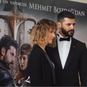 Emre Kıvılcım Instagram - SİNEMALARDAYIZ!!! 1 seneye yakın hazırlık ve çekim sürecimin sonunda sizlere gurur duyacağımız bir film sunduğumuz için çok mutluyum🙏🏼 Başta ilk görüştüğümüz andan itibaren bana inanan ve benimle bu yolculuğa çıkmak isteyen proje tasarımcımız ve yapımcımız @mehmetbozdag ‘a ve @bozdagfilm  ekibine, çok şey öğrendiğim yönetmenim Kamil Aydın ve görüntü yönetmenimiz Efe Kubilay’a, tüm oyuncu yoldaşlarıma, @hmd_kcn @fatih_kurt ve tüm ekibine teşekkürü borç bilirim.  Herkesi gururumuza ortak olmaya davet ediyorum😉 İyi seyirler 🙏🏼🙏🏼