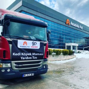 Emre Tetikel Instagram - İyiliğin birleştirici gücüne inanıyoruz...

@anadolupet deposundan Kahramanmaraş’a gönderilmek üzere ilk tıra 20 ton kedi ve köpek maması yüklendi ve yola çıktı.

 Sıra Hatayda…

Teşekkürler;
@anadolupet 
@hacikodernegi 
@hillspetturkiye 
@omurgedik 
@semih_hazar
@rahsanerol 
@ayscelebi_ 

#haciko