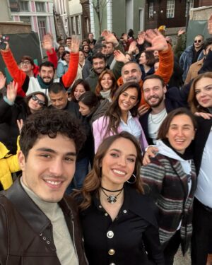 Enes Koçak Instagram - Hoşçakal Serkan Darıca…. 🔧

İlk olarak hepimizi bu projede birleştiren yapımcıma(@nazlihepturk) yönetmenlerime(@emrekabakusak @incibalabanoglu @dnzcancelik) partnerime (@eylultumbar) oyun arkadaşlarıma beraber  yürüdüğüm bütün ekip arkadaşlarıma herşey için teşekkür ederim..

Ve tabiki yaz başından beri desteğini sevgisini bir an bile bizden hiç eksiltmeyen bize moral motivasyon olan hem televizyon başında hem sosyal medyada bizi yalnız bırakmayan izleyicimize destekçilerimize sonsuz teşekkür ederim ..

İYİKİ SİZ…🙏