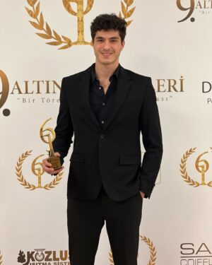 Enes Koçak Instagram - İlk ödül çok heyecan :) yapımcımıza yönetmenlerimize partnerime ve ilk günden beri beni destekleyen aileme menajerime ve benim için oy veren bütün sevenlerime çok teşekkürederim iyiki varsınız 🙏  @altin61proje @ngmediatv @kendidusenaglamaztrt