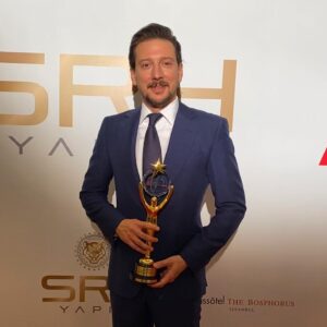 Engin Hepileri Instagram - #ayakligazete ödül töreninde
@39basamak oyunumuzla komedi veya müzikal dalında yılın en başarılı erkek oyuncusu ödülüne layık gören tüm seyircilerimize ve bu güzel geceyi organize eden herkese teşekkürler.🎭