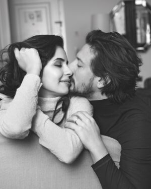 Engin Hepileri Instagram - Sevgililer günü mü? Hergün aşkla geçerken ne kadar yetersiz bir tanım.
Seni seviyorum @beyzasekerci ❤️
