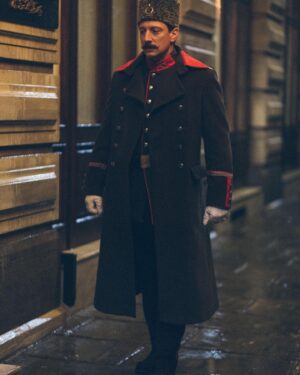 Engin Hepileri Instagram - Dün gece müthiş bir gala ile, gurur duyduğumuz işimizi seyirciye devrettik. Artık sıra sizde. “PERA PALASTA GECE YARISI” 8 bölümü birden bugün  @netflixturkiye de yayında.
Bu hayalin gerçekleşmesinde bana şans veren @emrecsahin ve @karga7pictures a ve tüm yaratıcı kadroya teşekkürler.
Canım oyuncu - yol arkadaşlarım. @hazalkaya @selahattinpasali @tansubiceratolye @yaseminszawlowski ve daha ismini grçiremediğim o müthiş ekip. Çok teşekkürler.
Yanımdan hiç ayrılmaya ajansım @gayesokmenajans @sinemmut @songulgoksel ve stylingde @ddamlayilmazzzz ve bu şık takım için @kigiligiyim çok teşekkür ederim..