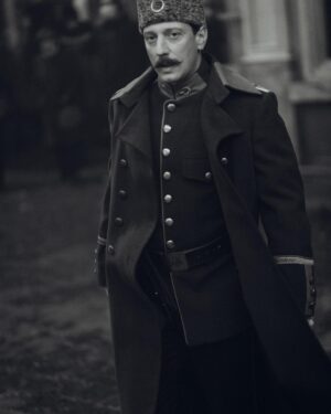 Engin Hepileri Instagram - Dün gece müthiş bir gala ile, gurur duyduğumuz işimizi seyirciye devrettik. Artık sıra sizde. “PERA PALASTA GECE YARISI” 8 bölümü birden bugün  @netflixturkiye de yayında.
Bu hayalin gerçekleşmesinde bana şans veren @emrecsahin ve @karga7pictures a ve tüm yaratıcı kadroya teşekkürler.
Canım oyuncu - yol arkadaşlarım. @hazalkaya @selahattinpasali @tansubiceratolye @yaseminszawlowski ve daha ismini grçiremediğim o müthiş ekip. Çok teşekkürler.
Yanımdan hiç ayrılmaya ajansım @gayesokmenajans @sinemmut @songulgoksel ve stylingde @ddamlayilmazzzz ve bu şık takım için @kigiligiyim çok teşekkür ederim..
