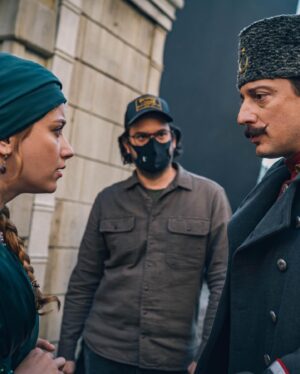 Engin Hepileri Instagram - Dün gece müthiş bir gala ile, gurur duyduğumuz işimizi seyirciye devrettik. Artık sıra sizde. “PERA PALASTA GECE YARISI” 8 bölümü birden bugün  @netflixturkiye de yayında.
Bu hayalin gerçekleşmesinde bana şans veren @emrecsahin ve @karga7pictures a ve tüm yaratıcı kadroya teşekkürler.
Canım oyuncu - yol arkadaşlarım. @hazalkaya @selahattinpasali @tansubiceratolye @yaseminszawlowski ve daha ismini grçiremediğim o müthiş ekip. Çok teşekkürler.
Yanımdan hiç ayrılmaya ajansım @gayesokmenajans @sinemmut @songulgoksel ve stylingde @ddamlayilmazzzz ve bu şık takım için @kigiligiyim çok teşekkür ederim..