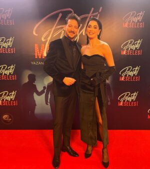 Engin Hepileri Instagram - Dün gece @prestijmeselesifilm filmimizin galası da gerçekleşti.
Yarın artık sinemalarda. Filmimiz sizlere emanet.
Sinemaların desteğe ihtiyacı olan bu dönemde keyifli, eğlenceli bir umut hikayesi izlemek istiyorsanız hepinizi sinemalara bekliyoruz.
Teşekkürler @mahsunkirmizigulofficial 
Teşekkürler tüm müthiş oyuncu kadrosu
Ve teşekkürler tüm @boyutfilm çalışanları.
Kamera önü ve arkası bu filme tüm emek verenlerin elleri dert görmesin. 
Elbette menejerim @g.sokmen ve tüm @sokmentalent dostlarım sizlere de teşekkürler.
Ve son olarak kıyafetlerim için @dddamlllayilmazzz a yine desteği ve güçlü estetik görüsü için teşekkür ederim.
Canım sevgilim, biricik hayat ortağım yine çok güzelsin @beyzasekerci ❤️