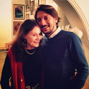 Engin Hepileri Instagram - Söz bitti. Aşk kaldı.
Hocam, ustam, yönetmenim, rol arkadaşım, turne yoldaşım, sırdaşım ve onun değimi ile arkadaşım.
15 sene boyunca öğrenciliğini, asistanlığını yaptığım, beni çok sevdiğim mesleğe layık biri yapmak için uğraşan, insanlığımı, duygularımı, zaaflarımı, gücümü bana gösteren ve oyunculuğu bir yaşam biçimi olarak  görmemi sağlayan, tiyatro sanatının tüm disiplinler üzerinde bir yolculuk olduğunu bana ispatlayan sonsuz ruh.
Kent oyuncularına katılma hikayemi, sonsuz provaları, sabahlara kadar geçirilen prömiyer öncesi hazırlıkları, turne minibüslerini, bodrum provalarını, elektrik kesildiğinde perde açılsın diye enerji bakanını aramanı, kavgalarımızı, küslüklerimizi, barışmalarımızı, sarılmalarımızı, göz göze anlaşmalarımızı hiç unutmayacağım.
Rahat uyu. Işığın yolumu aydınlatan ışığımdır. #yıldızkenter